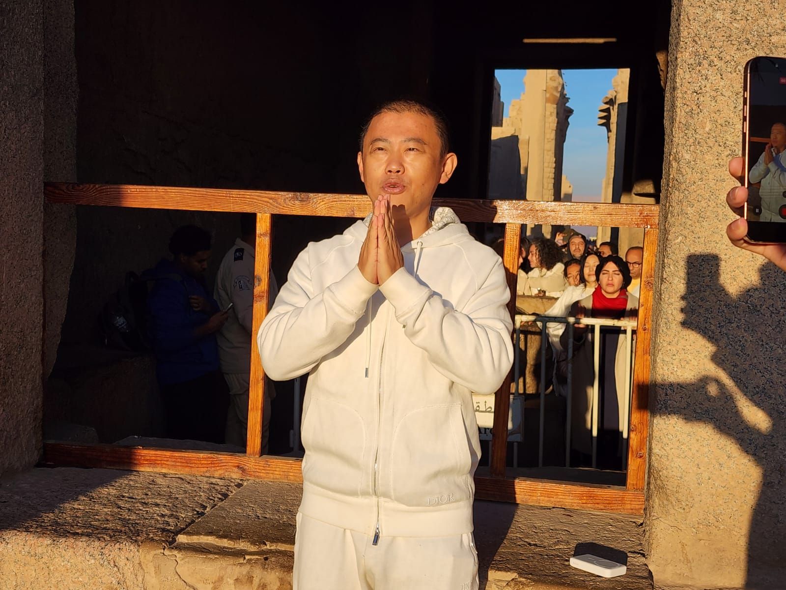 سياح العالم يستمتعون بتعامد الشمس (8)