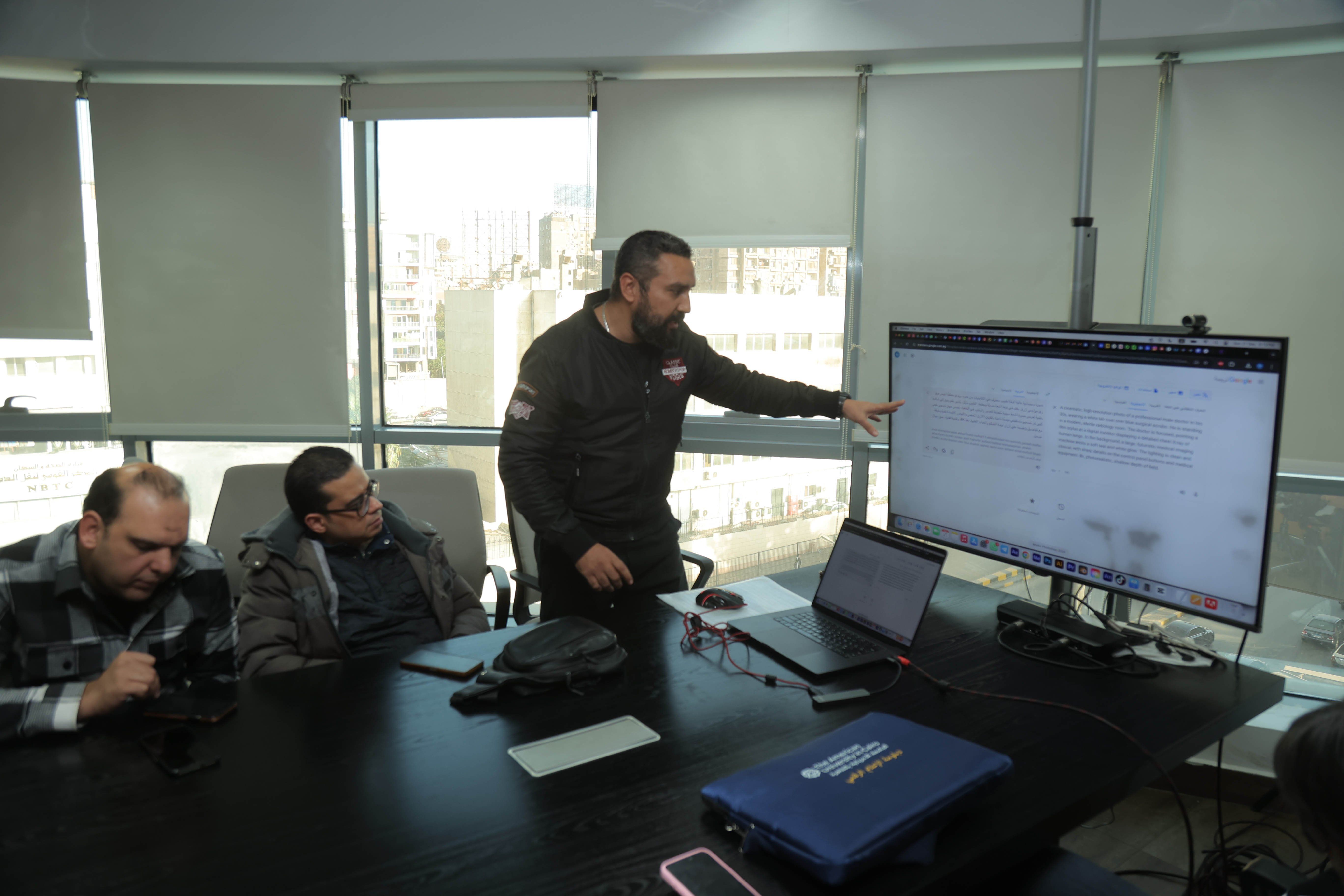 الزميل محمود بكر يحاضر للزملاء فى اليوم السابع