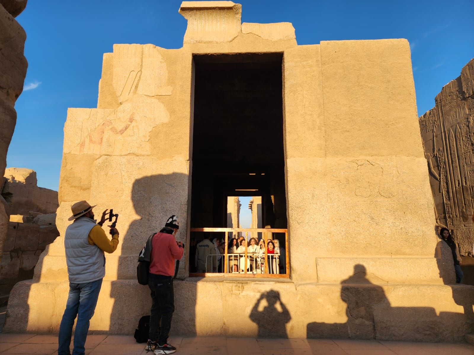 سياح العالم يستمتعون بتعامد الشمس (7)