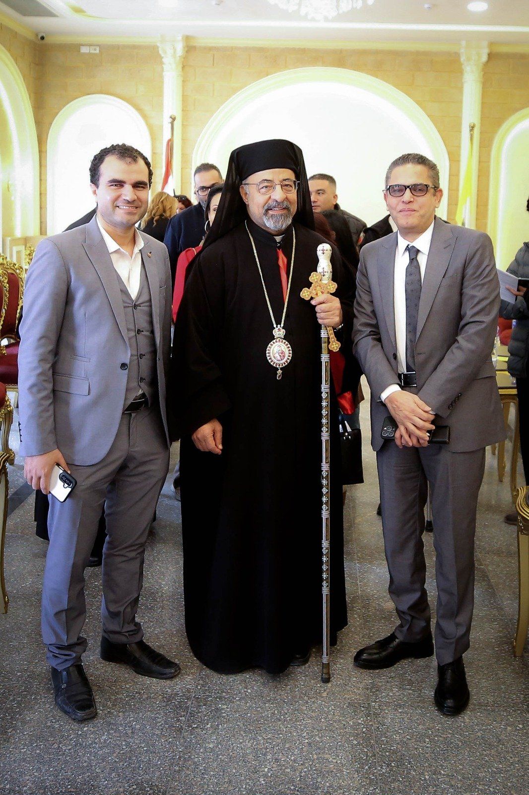 الكاتب الصحفى عبدالفتاح عبدالمنعم رئيس تحرير اليوم السابع والأنبا إبراهيم إسحاق بطريرك الأقباط الكاثوليك والزميل محمد الأحمدى