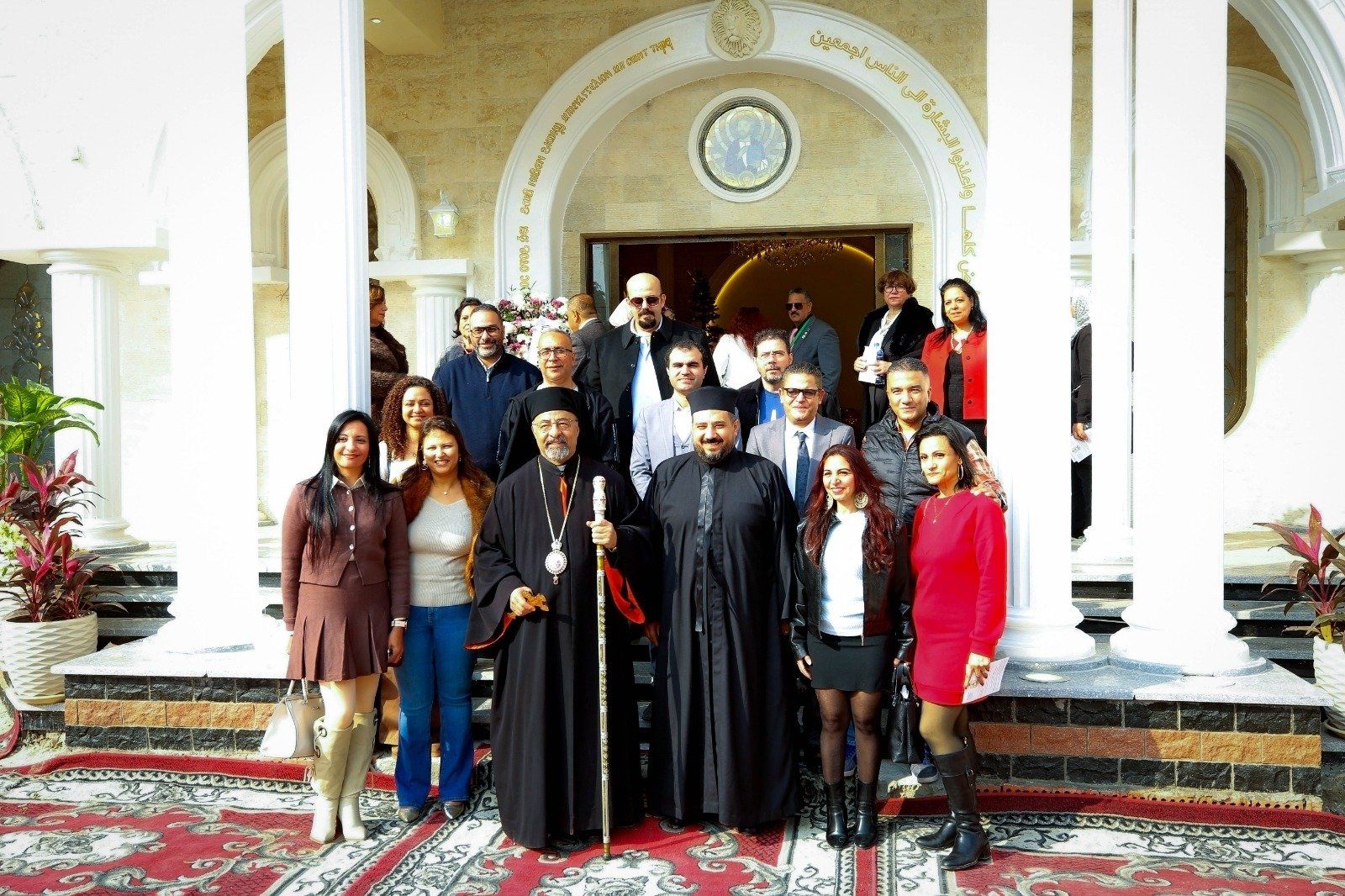 الكاتب الصحفى عبدالفتاح عبدالمنعم مع الأقباط الكاثوليك بالعبور وغبطة البطريرك الأنبا إبراهيم إسحاق