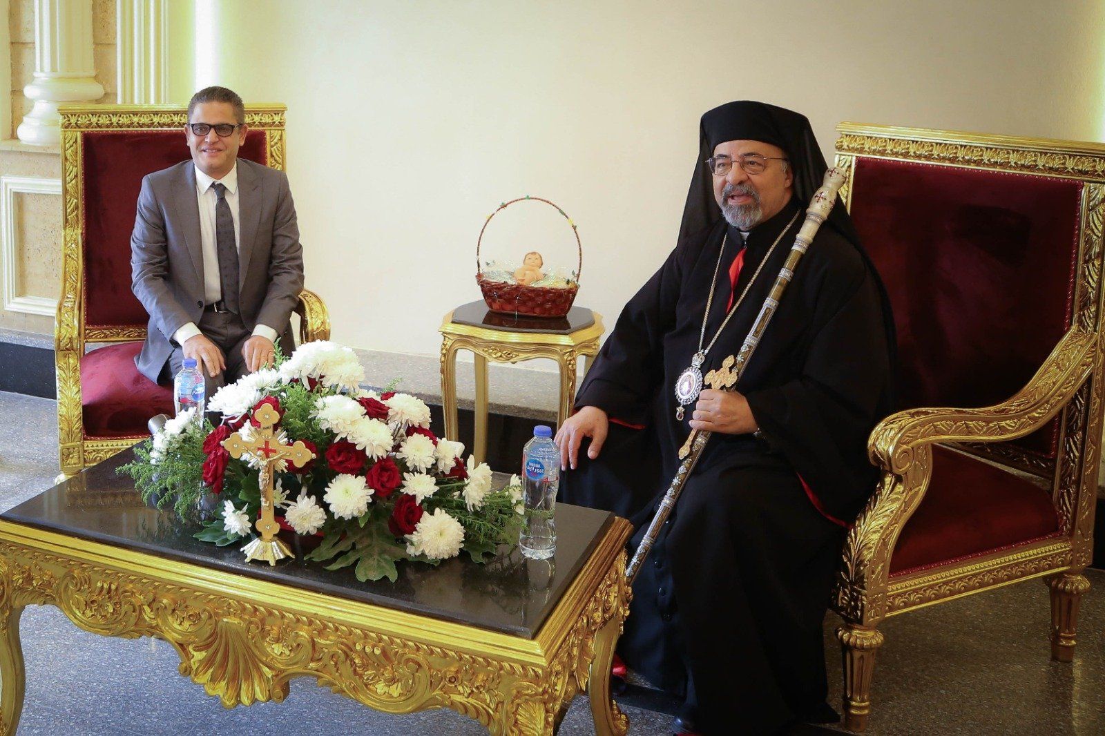 ترحيب الأنبا إبراهيم إسحاق بطريرك الأقباط الكاثوليك بالكاتب الصحفى عبدالفتاح عبدالمنعم