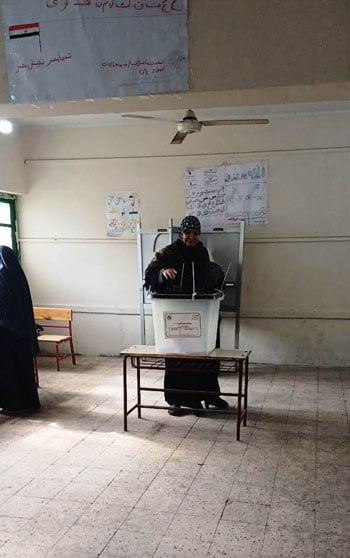 سيدة تشارك في جولة الإعادة