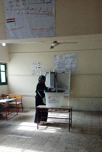 مواطنة تدلي بصوتها