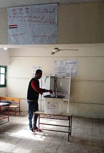 أحد الناخبين فى جولة الإعادة بدائرة إمبابة