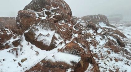 لقطات لهطول الأمطار وتساقط الثلوج على مرتفعات تروجينا بمنطقة تبوك