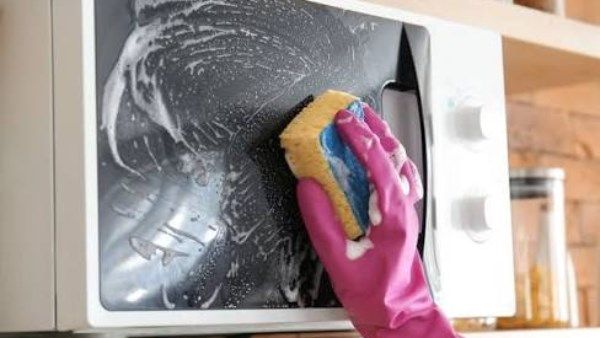 طريقة تنظيف الميكروويف