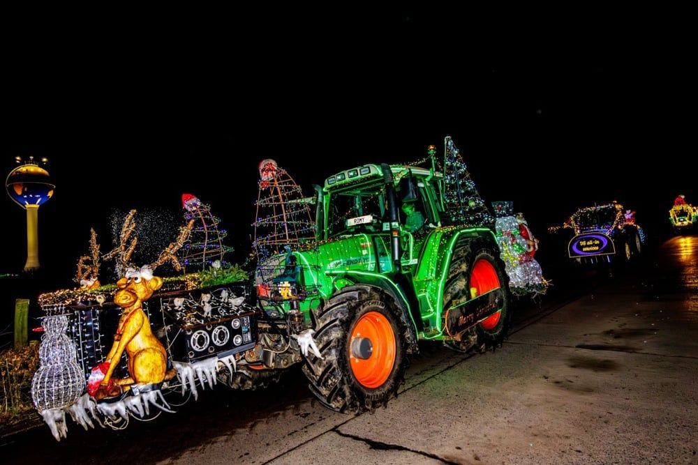 موكب جرارات عيد الميلاد المضاءة يمر عبر بيربيك (4) موكب جرارات عيد الميلاد المضاءة يمر عبر بيربيك (4)