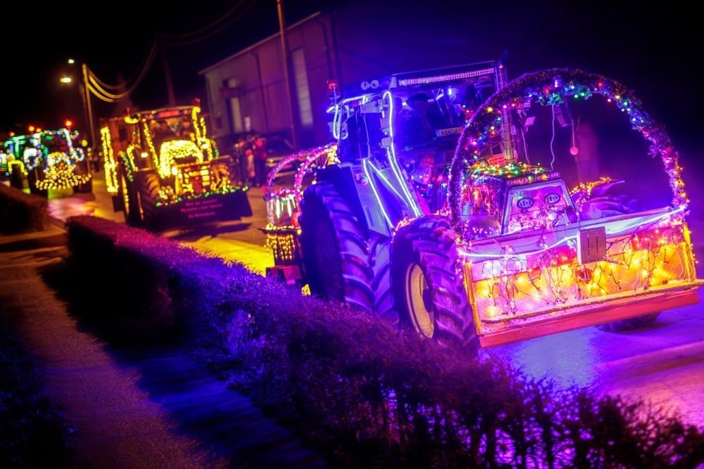 موكب جرارات عيد الميلاد المضاءة يمر عبر بيربيك (11) موكب جرارات عيد الميلاد المضاءة يمر عبر بيربيك (11)