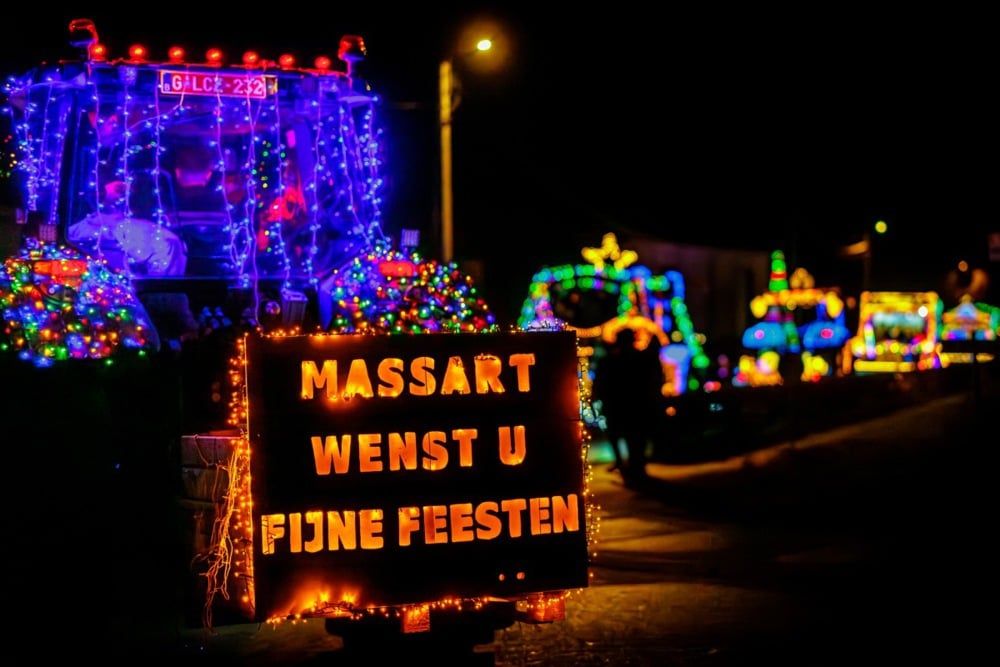 موكب جرارات عيد الميلاد المضاءة يمر عبر بيربيك (8) موكب جرارات عيد الميلاد المضاءة يمر عبر بيربيك (8)