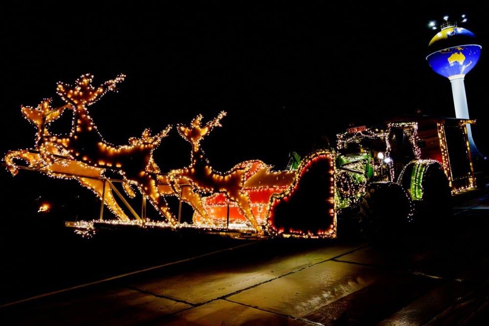 موكب جرارات عيد الميلاد المضاءة يمر عبر بيربيك (2) موكب جرارات عيد الميلاد المضاءة يمر عبر بيربيك (2)