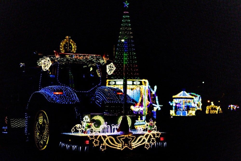 موكب جرارات عيد الميلاد المضاءة يمر عبر بيربيك (5) موكب جرارات عيد الميلاد المضاءة يمر عبر بيربيك (5)