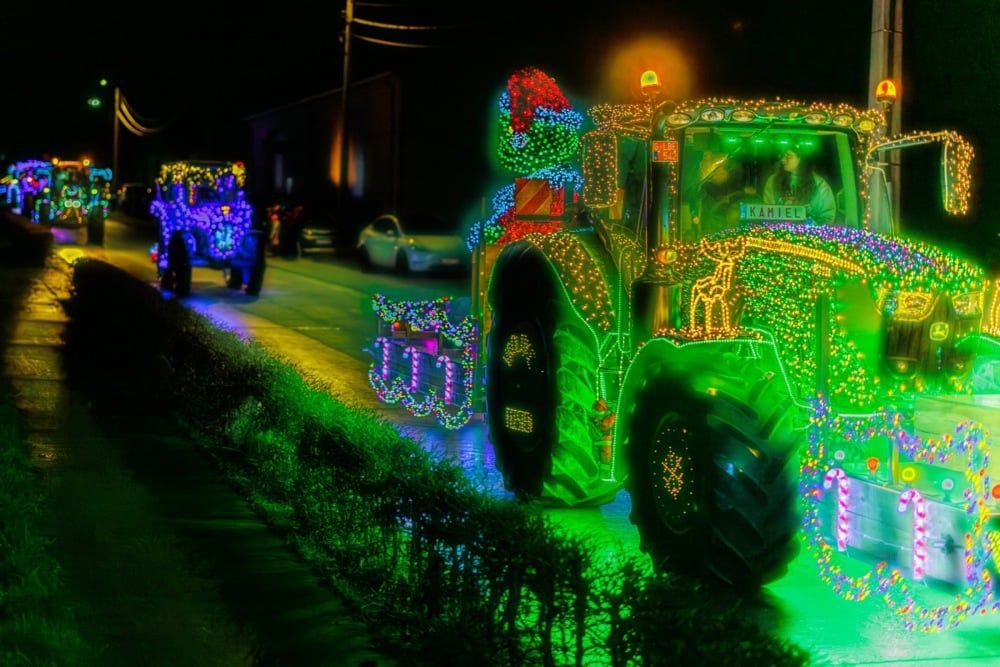 موكب جرارات عيد الميلاد المضاءة يمر عبر بيربيك (6) موكب جرارات عيد الميلاد المضاءة يمر عبر بيربيك (6)