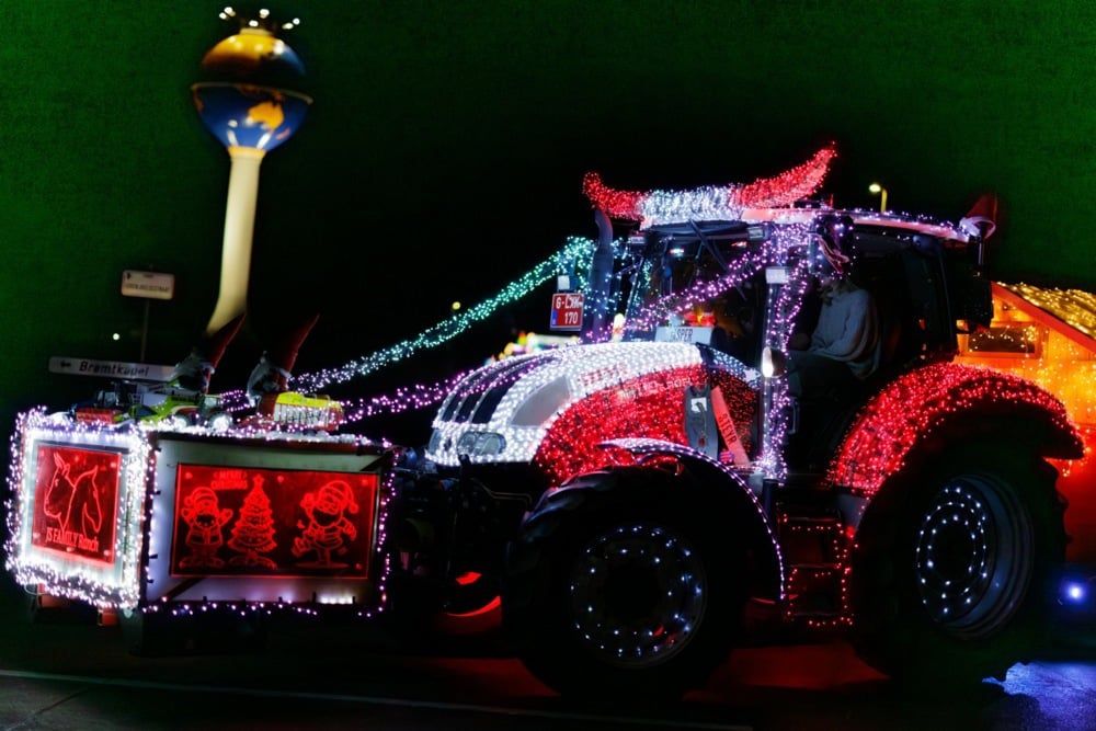 موكب جرارات عيد الميلاد المضاءة يمر عبر بيربيك (10) موكب جرارات عيد الميلاد المضاءة يمر عبر بيربيك (10)