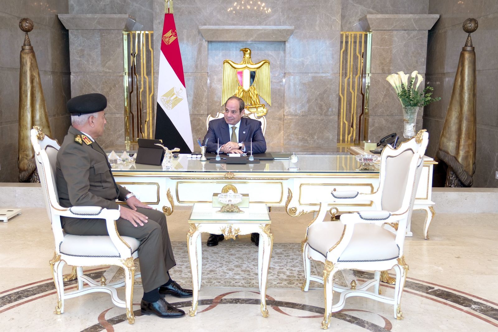 الرئيس السيسى يستقبل القائد العام للقوات المسلحة وزير الدفاع والإنتاج الحربي الرئيس السيسى يستقبل القائد العام للقوات المسلحة وزير الدفاع والإنتاج الحربي