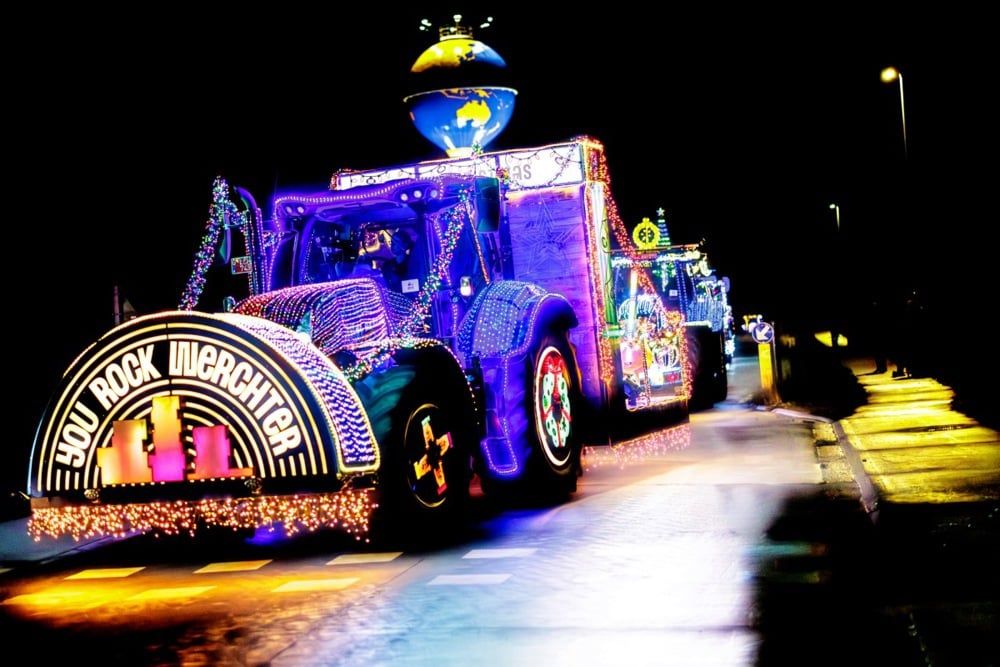 موكب جرارات عيد الميلاد المضاءة يمر عبر بيربيك (3) موكب جرارات عيد الميلاد المضاءة يمر عبر بيربيك (3)