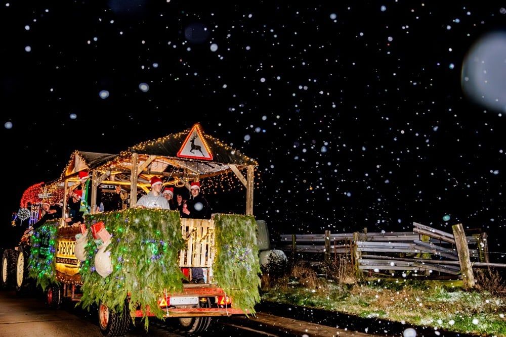 موكب جرارات عيد الميلاد المضاءة يمر عبر بيربيك (9) موكب جرارات عيد الميلاد المضاءة يمر عبر بيربيك (9)