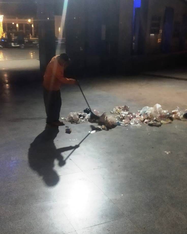 جانب من رفع القمامة جانب من رفع القمامة