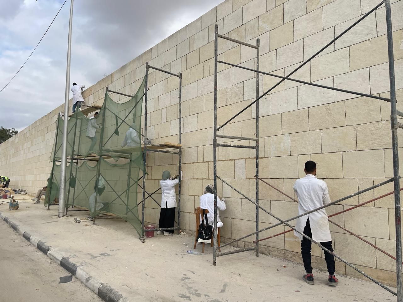 اعمال صيانة سور مجرى العيون