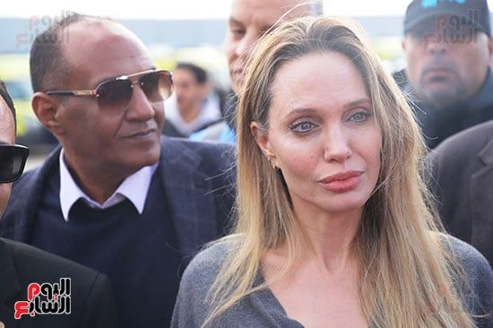 أنجلينا جولى تستمع لشرح عن الجهود الإنسانية أنجلينا جولى تستمع لشرح عن الجهود الإنسانية