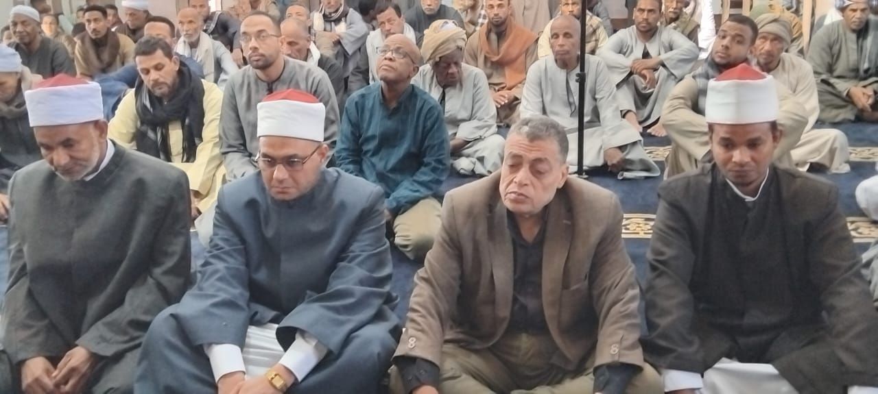 جانب من صلاة الجمعة بالمسجد جانب من صلاة الجمعة بالمسجد