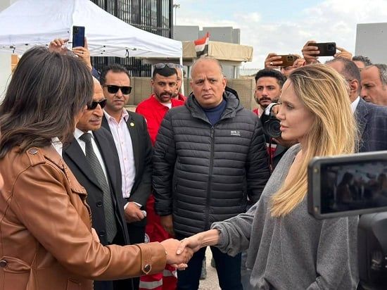 النجمة العالمية أنجلينا جولي تتفقد معبر رفح، وسط اصطفاف قوافل المساعدات المصرية (3) النجمة العالمية أنجلينا جولي تتفقد معبر رفح، وسط اصطفاف قوافل المساعدات المصرية (3)