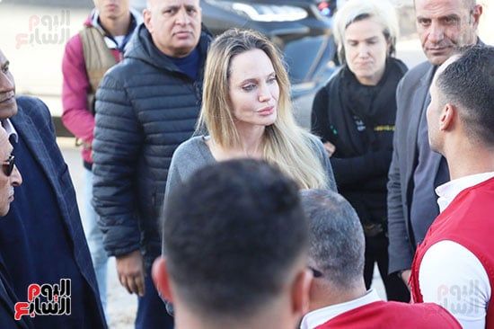 انجلينا جولى تتفقد مخازن الهلال الأحمر بمعبر رفح