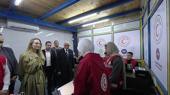 أنجلينا جولي تزور مخازن الهلال الأحمر