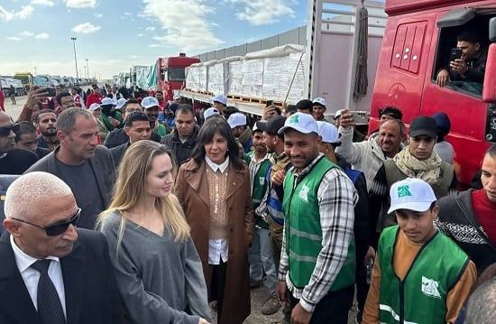 النجمة العالمية أنجلينا جولي تتفقد معبر رفح، وسط اصطفاف قوافل المساعدات المصرية (2) النجمة العالمية أنجلينا جولي تتفقد معبر رفح، وسط اصطفاف قوافل المساعدات المصرية (2)