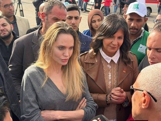 النجمة العالمية أنجلينا جولي تتفقد معبر رفح، وسط اصطفاف قوافل المساعدات المصرية (4) النجمة العالمية أنجلينا جولي تتفقد معبر رفح، وسط اصطفاف قوافل المساعدات المصرية (4)