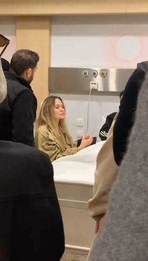 أنجيلينا جولي تتفقد المصابين في مستشفى المحور