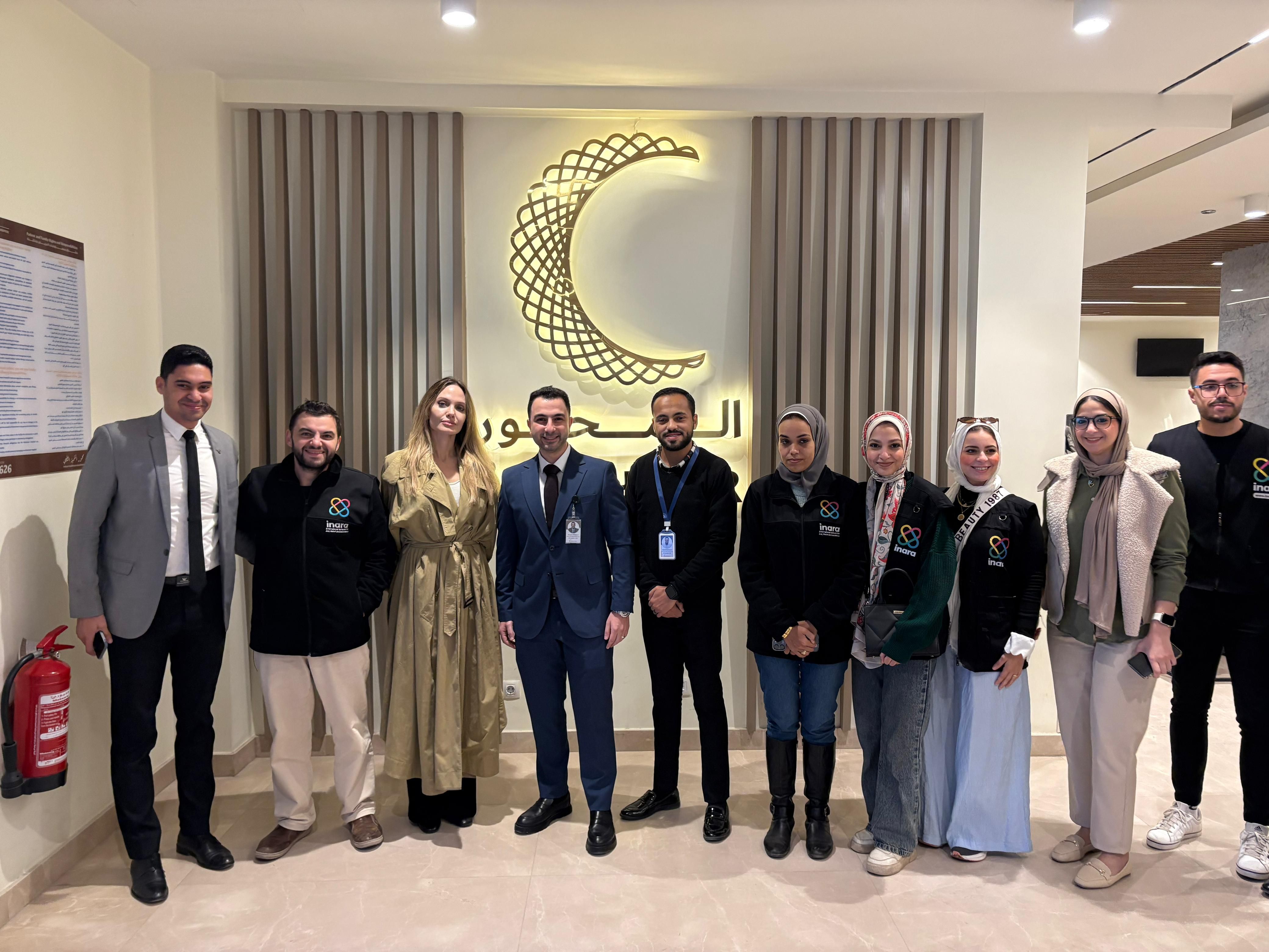 أنجلينا جولي مع طاقم المستشفى