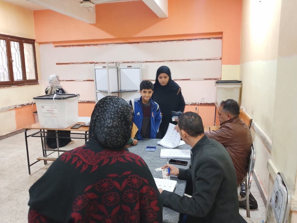 طفل مع والدته داخل لجنة الانتخابات طفل مع والدته داخل لجنة الانتخابات