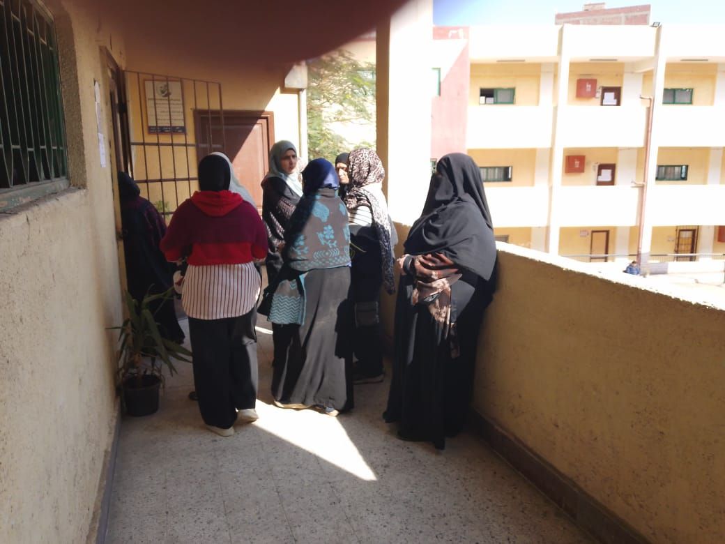 طوابير سيدات الوراق أمام اللجان طوابير سيدات الوراق أمام اللجان