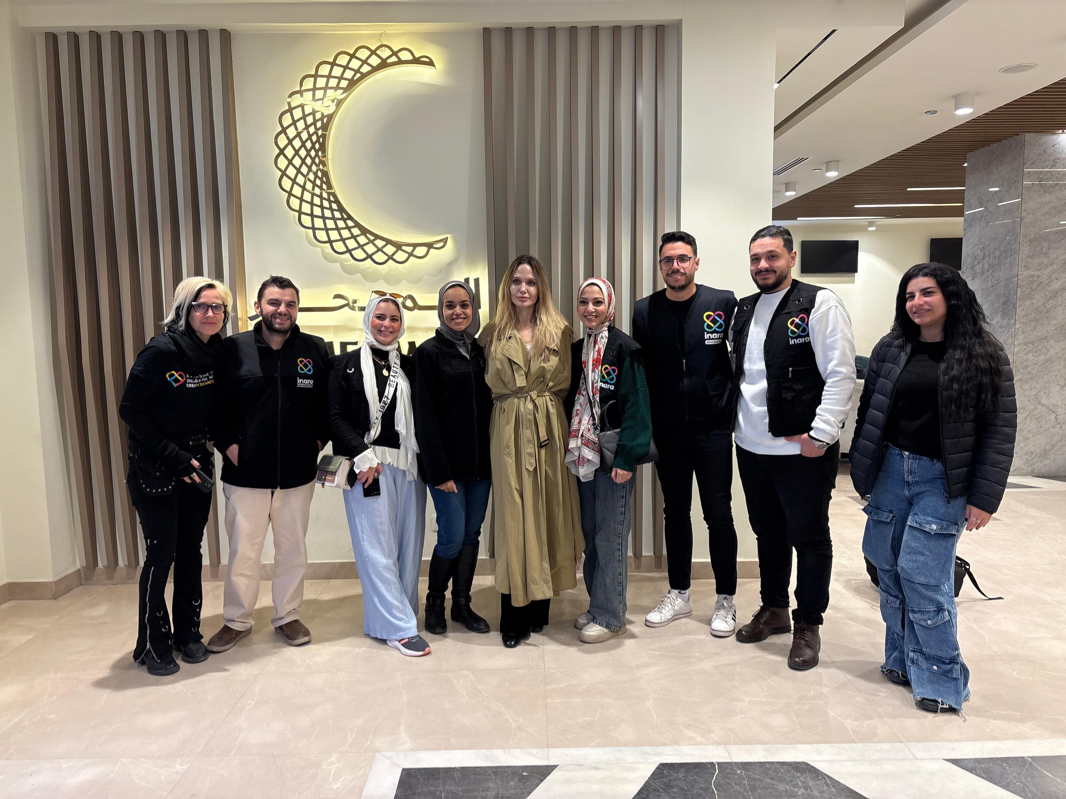 أنجلينا جولي تلتقط صورة تذكارية في المستشفى