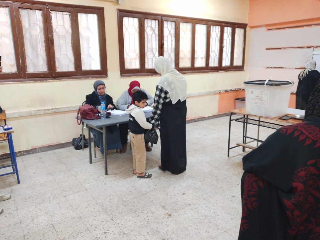 الأمهات تصطحب أطفالهن في الوراق الأمهات تصطحب أطفالهن في الوراق