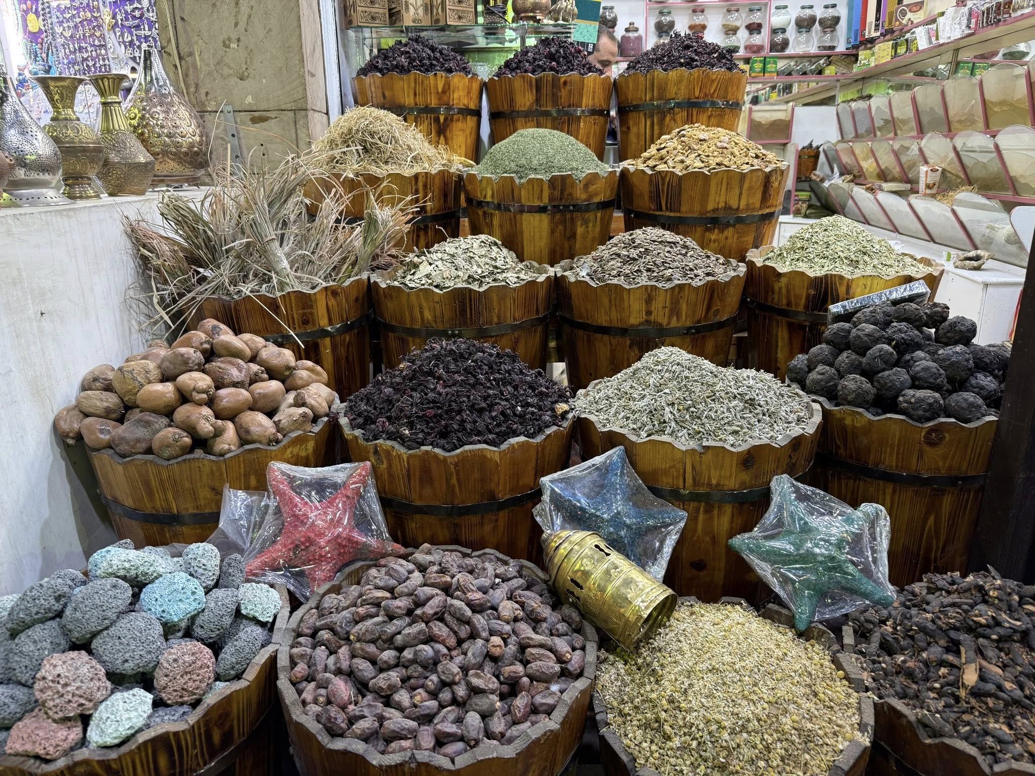 بهارات على كل شكل ولون فى السوق السياحي بهارات على كل شكل ولون فى السوق السياحي