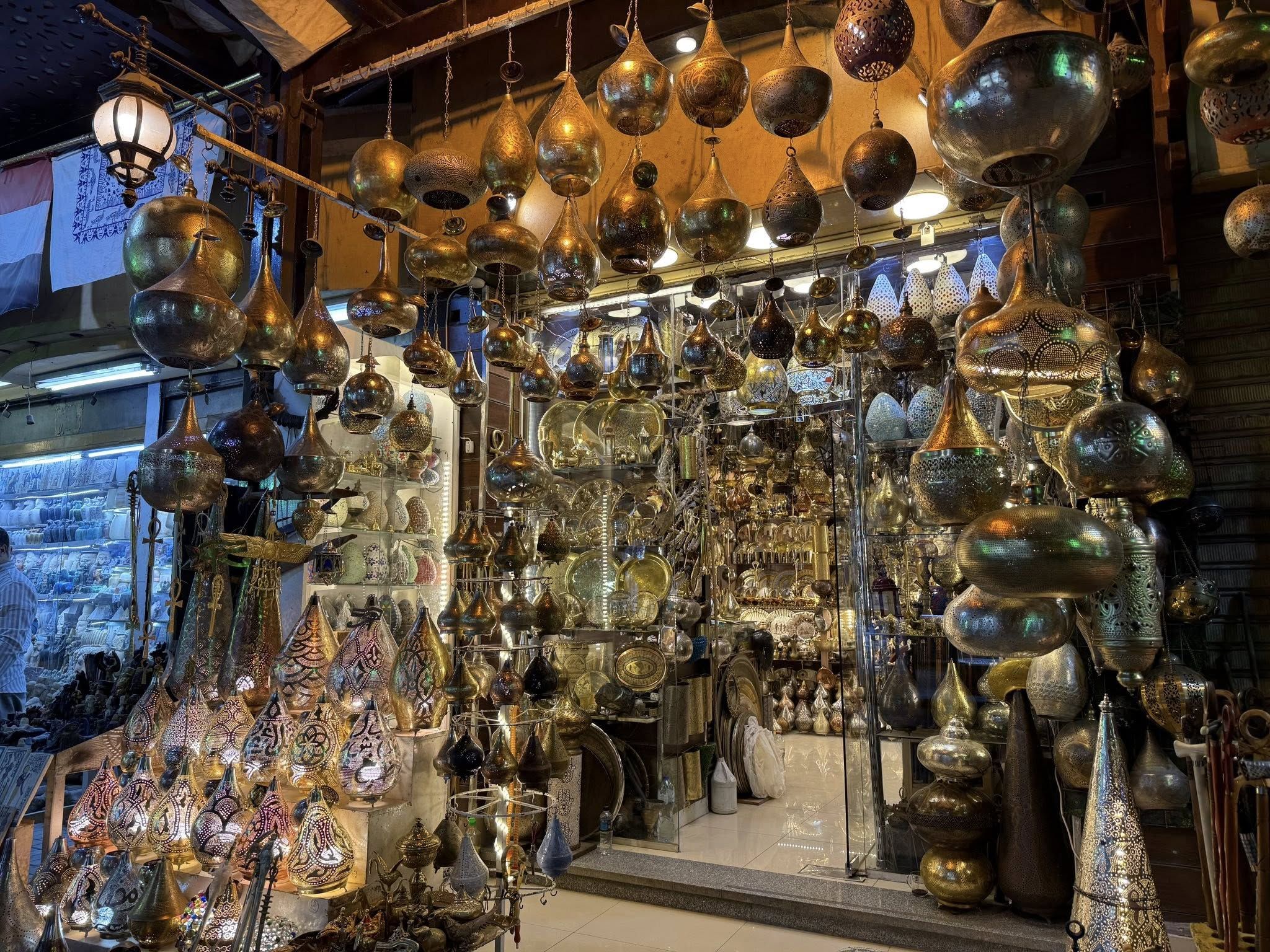 مشغولات نحاسية مميزة معروضة أمام الجمهور بالسوق السياحى مشغولات نحاسية مميزة معروضة أمام الجمهور بالسوق السياحى