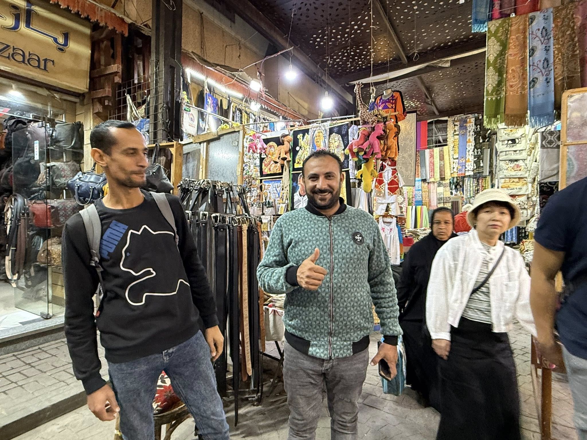 توافد السياح لشراء الهدايا من السوق السياحي توافد السياح لشراء الهدايا من السوق السياحي