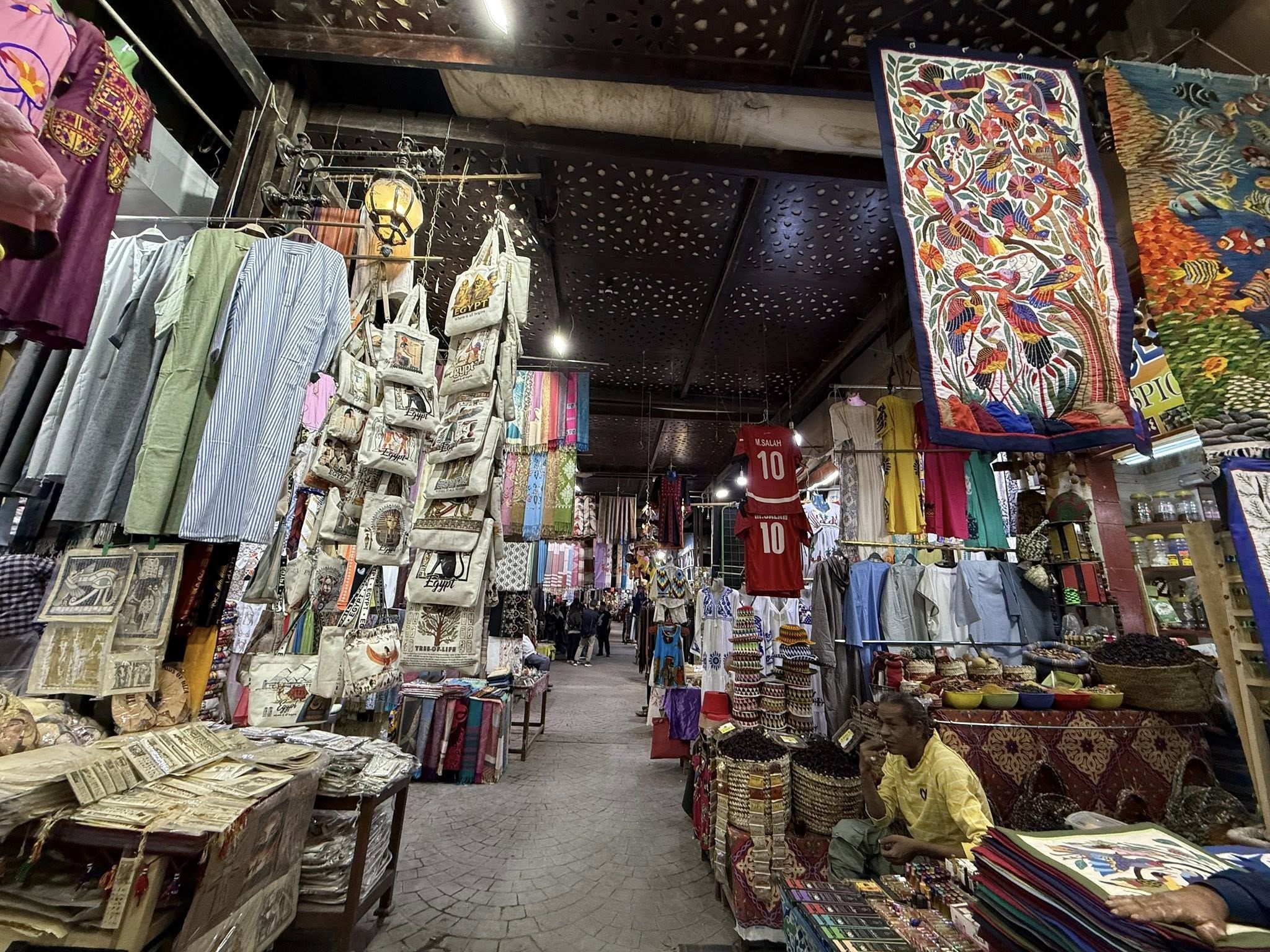 السوق السياحي بوابة الخير لأصحاب البازارات السياحية وشراء الهدايا للسياح السوق السياحي بوابة الخير لأصحاب البازارات السياحية وشراء الهدايا للسياح