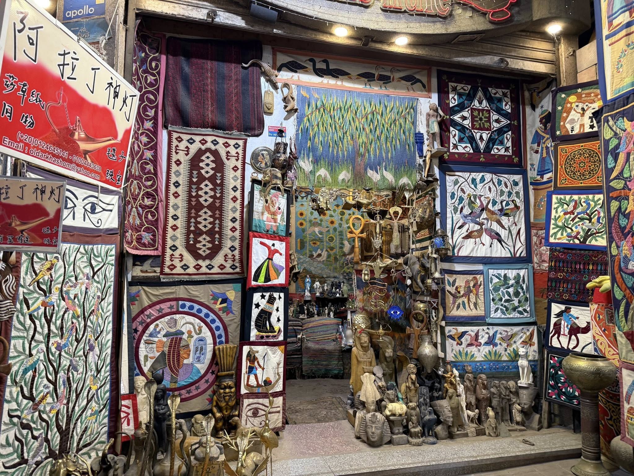 عرض التحف والمنسوجات أمام الجمهور بالسوق السياحي عرض التحف والمنسوجات أمام الجمهور بالسوق السياحي