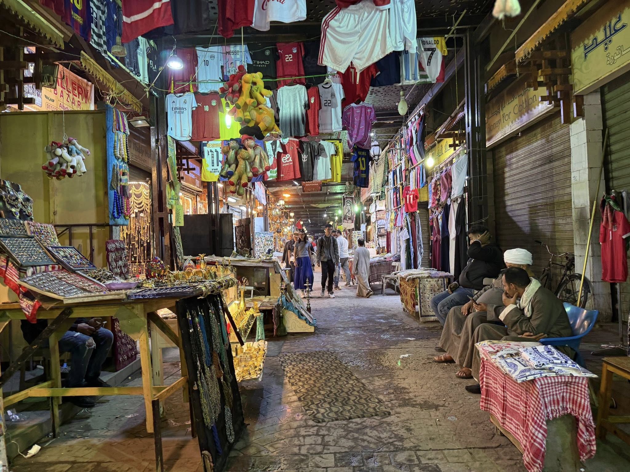 اصحاب البازارات يستقبلون الضيوف يومياً بالسوق اصحاب البازارات يستقبلون الضيوف يومياً بالسوق