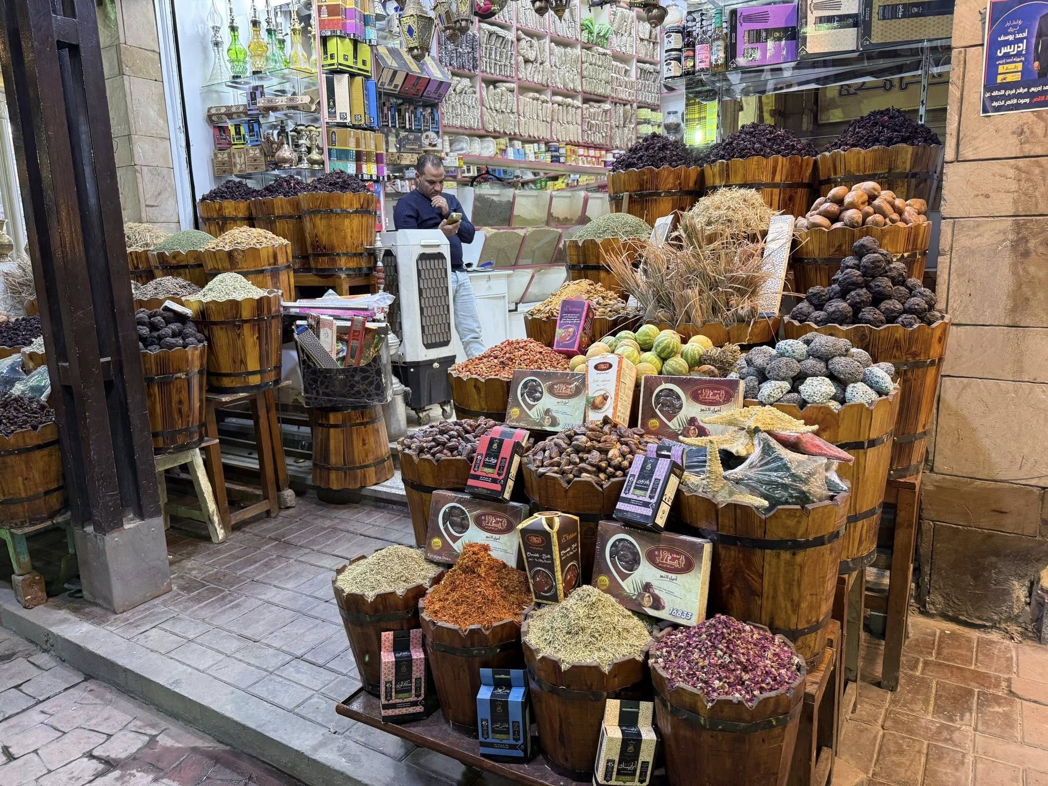 أنواع مختلفة من البهارات داخل بازارات السوق السياحي أنواع مختلفة من البهارات داخل بازارات السوق السياحي