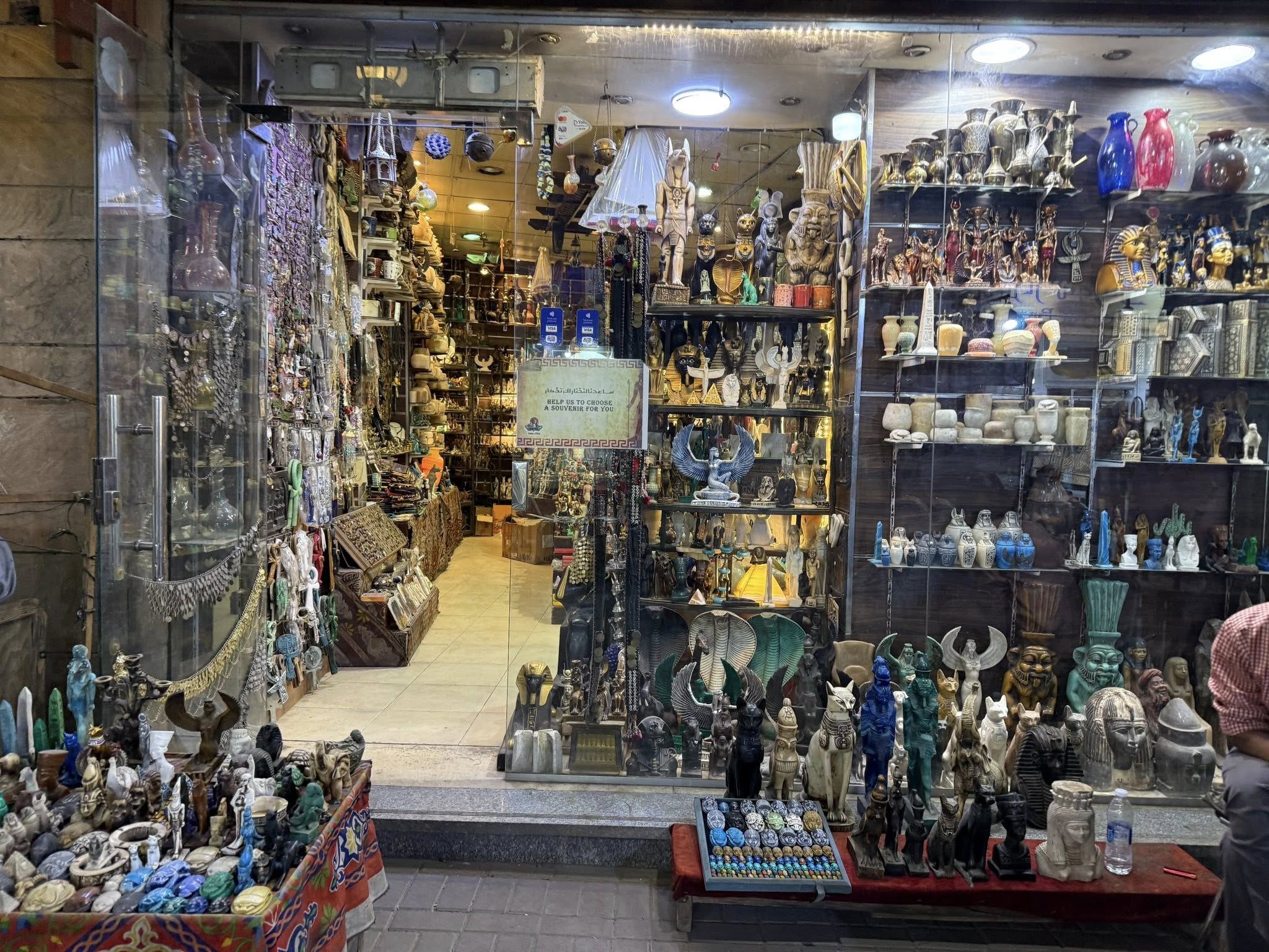 بازارات سياحية جاهزة لخدمة الأفواج السياحية بالسوق بازارات سياحية جاهزة لخدمة الأفواج السياحية بالسوق