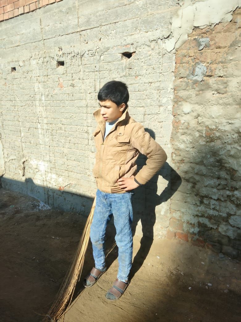 طفل يشارك في كنس المقابر طفل يشارك في كنس المقابر