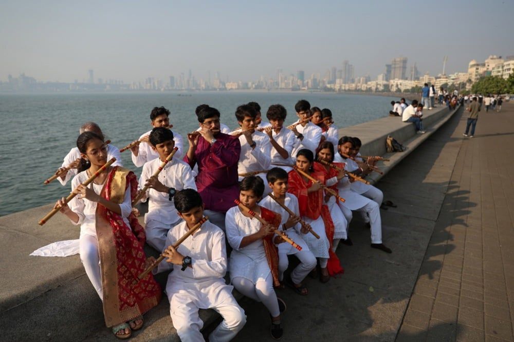 عازفو الفلوت الهنود يتدربون في منطقة مارين درايف في مومباي استعداداً لعزف سيمفونية الفلوت (1) عازفو الفلوت الهنود يتدربون في منطقة مارين درايف في مومباي استعداداً لعزف سيمفونية الفلوت (1)