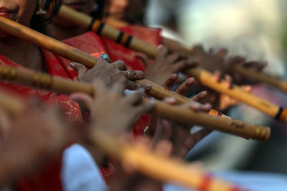 عازفو الفلوت الهنود يتدربون في منطقة مارين درايف في مومباي استعداداً لعزف سيمفونية الفلوت (3) عازفو الفلوت الهنود يتدربون في منطقة مارين درايف في مومباي استعداداً لعزف سيمفونية الفلوت (3)