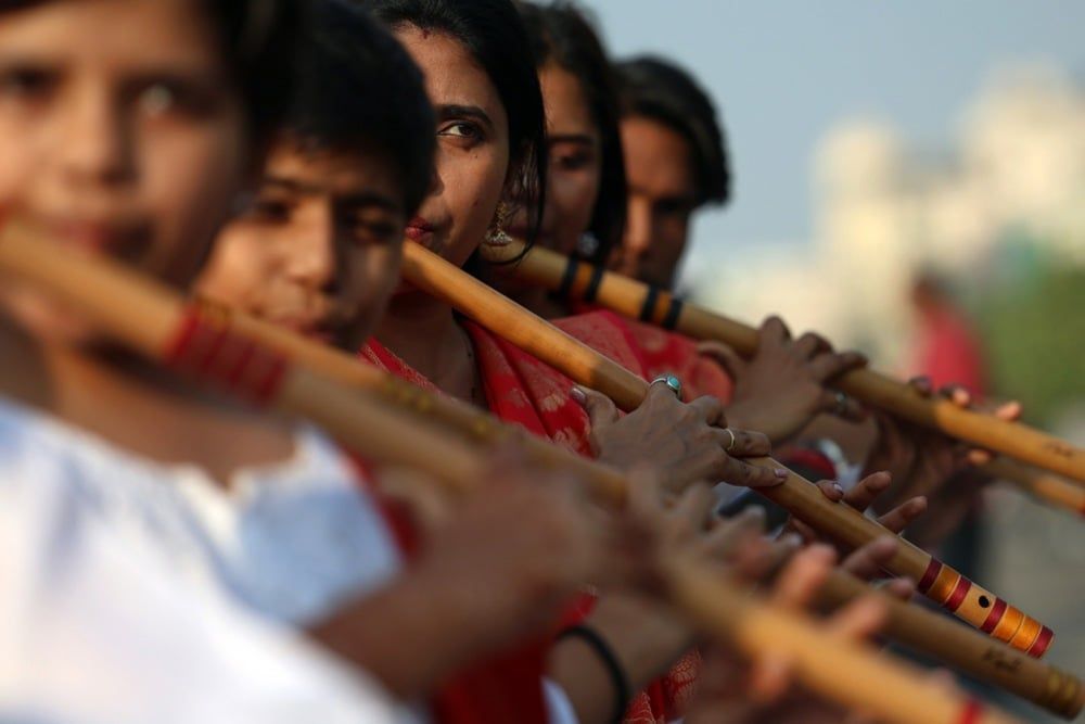 عازفو الفلوت الهنود يتدربون في منطقة مارين درايف في مومباي استعداداً لعزف سيمفونية الفلوت (5) عازفو الفلوت الهنود يتدربون في منطقة مارين درايف في مومباي استعداداً لعزف سيمفونية الفلوت (5)