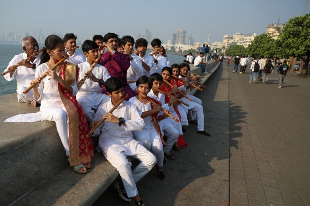 عازفو الفلوت الهنود يتدربون في منطقة مارين درايف في مومباي استعداداً لعزف سيمفونية الفلوت (4) عازفو الفلوت الهنود يتدربون في منطقة مارين درايف في مومباي استعداداً لعزف سيمفونية الفلوت (4)