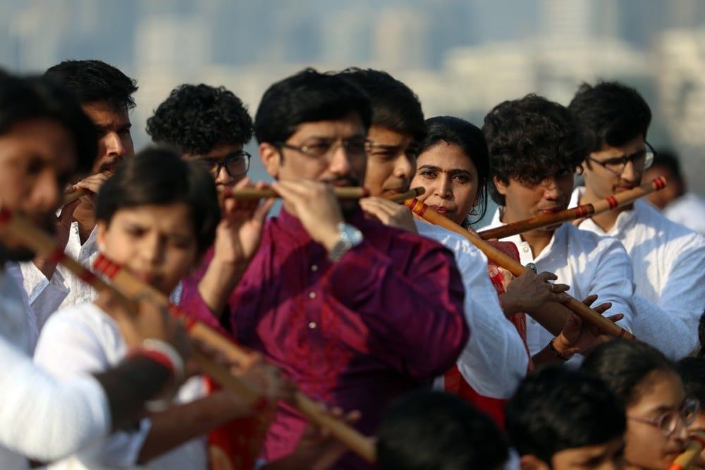 عازفو الفلوت الهنود يتدربون في منطقة مارين درايف في مومباي استعداداً لعزف سيمفونية الفلوت (7) عازفو الفلوت الهنود يتدربون في منطقة مارين درايف في مومباي استعداداً لعزف سيمفونية الفلوت (7)